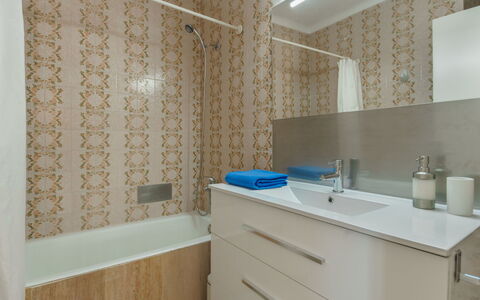 Can Llorenc Sea Views: Miroir, Luminaire Plomberie, Robinet, Armoire De Toilette, Propriété, Évier, Cabinetry, Lavabo, Bâtiment, Salle De Bains