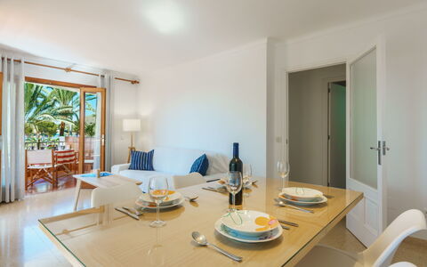 Can Llorenc Sea Views: Table, Meubles, Propriété, Chaise, Vaisselle, Bâtiment, Bois, Design Intérieur, Éclairage, Table Cuisine Et Salle A Manger