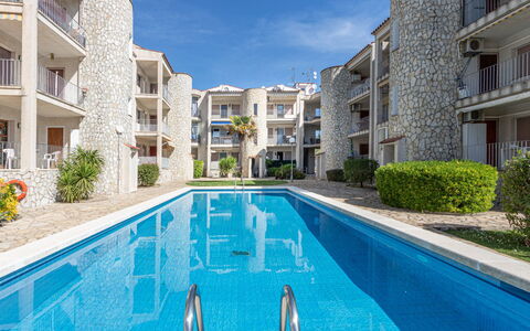 Flamicell: L'Eau, Plante, Jour, Fenêtre, Ciel, Bâtiment, Bleu Azur, Piscine, Plan D'Eau, Loisir