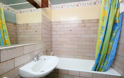 Les Pècles: Luminaire Plomberie, Évier, Propriété, Robinet, Vert, Lavabo, Bâtiment, Salle De Bains, Bois, Design Intérieur