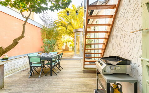 La Belle Tendel: Jour, Propriété, Bâtiment, Table, Bois, Arbre, Plante, Fenêtre, Ombre, Jaune