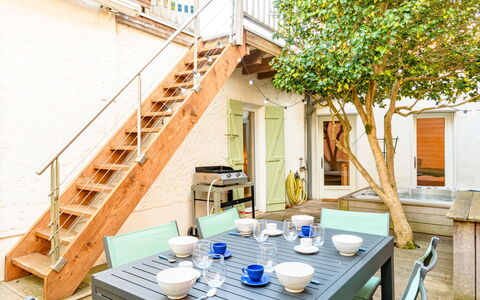 La Belle Tendel: Table, Meubles, Propriété, Vaisselle, Bâtiment, Bleu Azur, Bois, Chaise, Design Intérieur, Architecture