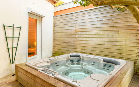 La Belle Tendel: Propriété, Lumière, Bois, Rectangle, Jacuzzi, Robinet, Baignoire, Jacuzzi, Plante, Sol