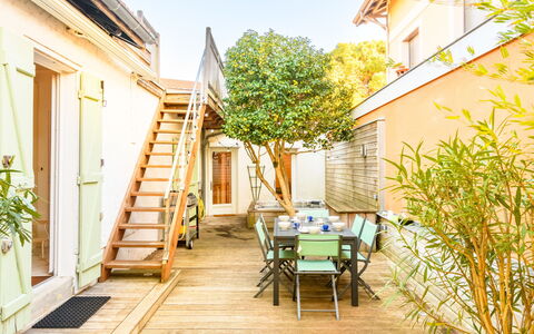 La Belle Tendel: Plante, Bâtiment, Meubles, Fenêtre, Bois, Table, Ciel, Chaise, Maison, Arbre