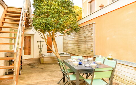 La Belle Tendel: Bâtiment, Table, Meubles, Fenêtre, Bois, Arbre, Design Intérieur, Plante, Chaise, Mobilier De Jardin