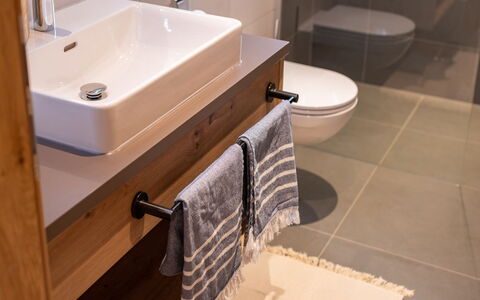 Bruck 420: Marron, Robinet, Luminaire Plomberie, Propriété, Lavabo, Salle De Bains, Évier, Bois, Sol