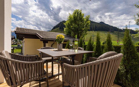 Bruck 420: Nuage, Ciel, Bâtiment, Meubles, Plante, Table, Arbre, Bois, Chaise, Porche