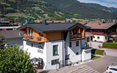 Bruck 420: Bâtiment, Ciel, Propriété, Fenêtre, Nuage, Montagne, Maison, Arbre, Véhicule, Plante