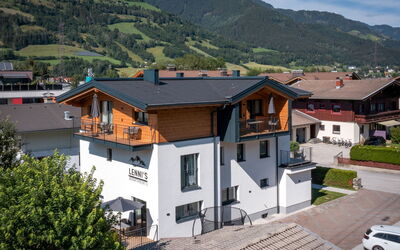 Bruck 420: Bâtiment, Ciel, Propriété, Fenêtre, Nuage, Montagne, Maison, Arbre, Véhicule, Plante