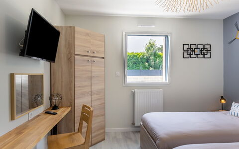 Palet Breton: Meubles, Bâtiment, Propriété, Confort, Bleu Azur, Bois, Plante, Cabinetry, Fenêtre, Textile