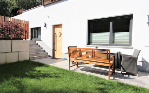 Bernadette: Bâtiment, Meubles, Propriété, Fenêtre, Extérieur Banc, Bois, Architecture, Éclairage, Lot Terre, Maison
