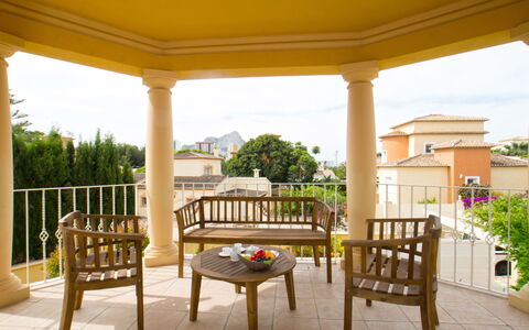 Villa Acuario: Plante, Meubles, Propriété, Fenêtre, Chaise, Bâtiment, Bois, Éclairage, Pot De Fleur, Architecture