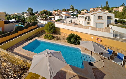 Villa Acuario: Propriété, Ciel, Bâtiment, Bleu Azur, Plante, Arbre, Piscine, Plan D'Eau, Design Urbain, Ombre