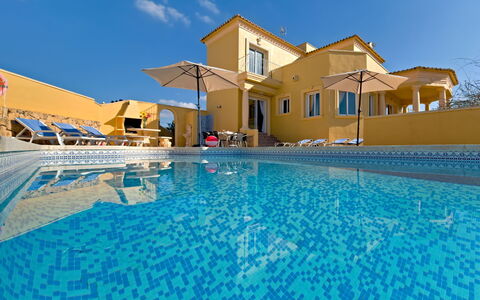 Villa Acuario: L'Eau, Ciel, Propriété, Piscine, Bâtiment, Nuage, Bleu Azur, Plan D'Eau, Loisir, Maison