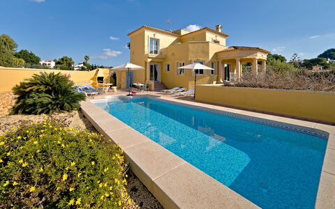 Villa Acuario: Ciel, Plante, L'Eau, Bâtiment, Piscine, Bleu Azur, Fleur, Arbre, Ombre, Nuage