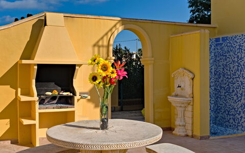 Villa Acuario: Ciel, Plante, Fleur, Propriété, Nuage, Bâtiment, Bleu, Éclairage, Design Intérieur, Ombre