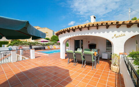 Villa Panorama: Nuage, Ciel, Plante, Propriété, Bâtiment, Mobilier De Jardin, Ombre, Chaise, Loisir, Piscine