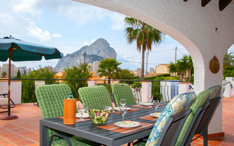 Villa Panorama: Table, Meubles, Plante, Ciel, Propriété, Bâtiment, Nuage, Chaise, Vert, La Nature