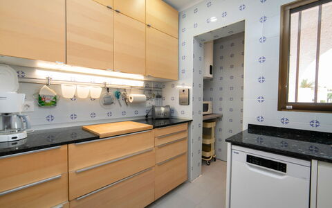 Villa Panorama: Comptoir, Cabinetry, Propriété, Bâtiment, Appareil De Cuisine, Fenêtre, Cuisine, Cuisinière, Bois, Design Intérieur
