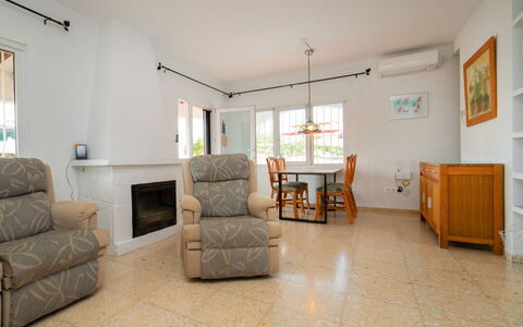 Villa Panorama: Meubles, Canapé, Confort, Bois, Fenêtre, Plante D'Appartement, Salon, Sol, Sol, Dur