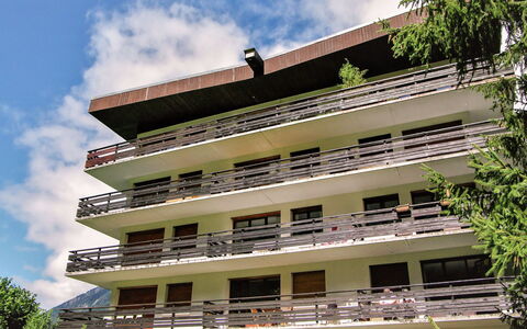 Chamonix 490: Nuage, Ciel, Bâtiment, Arbre, Bloc Tour, Design Urbain, Fenêtre, Plante, Condominium, Suppression Des Plantes Ligneuses