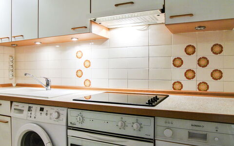 Chamonix 490: Cabinetry, Buanderie, Propriété, Comptoir, Meubles, Bâtiment, Cuisinière, Appareil De Cuisine, Produit, Cuisine