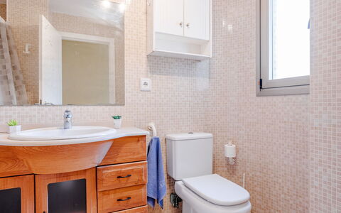 Bahia del Sol: Lavabo, Salle De Bains, Luminaire Plomberie, Sol, Évier, Toilette, Armoire De Toilette, Siège De Toilette, Sol, Design Intérieur