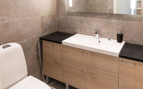 Saana 4: Lavabo, Sol, Sol, Évier, Luminaire Plomberie, Armoire De Toilette, Design Intérieur, Cabinetry, Salle De Bains, Robinet