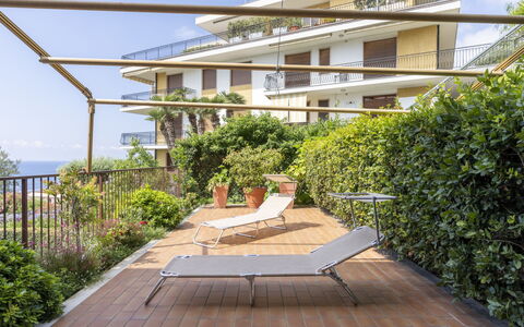 Blu Oltremare: Plante, Meubles, Propriété, Fenêtre, Chaise, Bâtiment, Bois, Éclairage, Pot De Fleur, Architecture