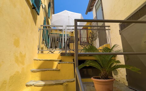 La Casetta Di Emma - Villa Faraldi: Plante, Propriété, Ciel, Bâtiment, Bleu Azur, Escaliers, Fenêtre, Ombre, Bois, Architecture