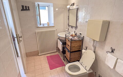 La Casetta Di Emma - Villa Faraldi: Luminaire Plomberie, Bâtiment, Évier, Lavabo, Robinet, Salle De Bains, Siège De Toilette, Fenêtre, Bois, Éclairage