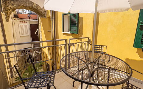 La Casetta Di Emma - Villa Faraldi: Bâtiment, Table, Parapluie, Ombre, Fenêtre, Bois, Mobilier De Jardin, Tableau De Plein Air, Chaise, Ligne