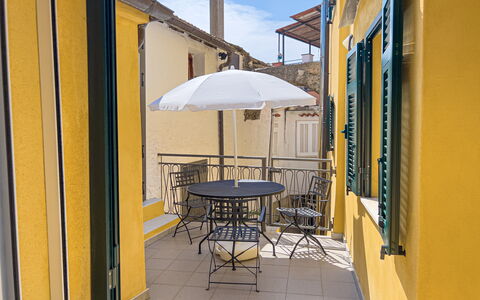 La Casetta Di Emma - Villa Faraldi: Table, Meubles, Propriété, Bâtiment, Parapluie, Chaise, Ciel, Ombre, Bois, Tableau De Plein Air