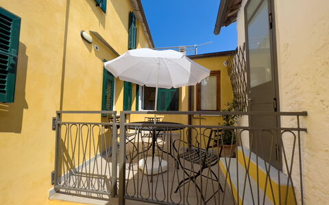 La Casetta Di Emma - Villa Faraldi: Jour, Bâtiment, Fenêtre, Ciel, Bleu, Bois, Ombre, Jaune, Maison, Zone Résidentielle