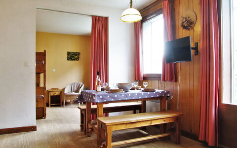 L'Armancette: Meubles, Table, Bâtiment, Propriété, Fenêtre, Rideau, Bois, Textile, Design Intérieur, Sol