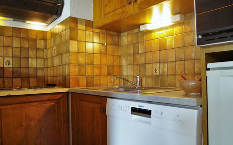 L'Armancette: Comptoir, Cabinetry, Cuisine, Pièce, Propriété, Meubles, Éclairage, Sous-Cabinet Lighting, Tuile, Bâtiment