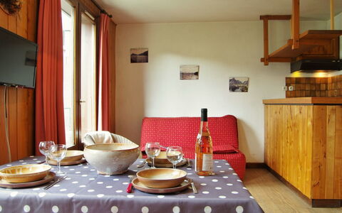 L'Armancette: Pièce, Meubles, Propriété, Table, Design Intérieur, Salle À Manger, Bâtiment, Maison, Nappe De Table, Chaise