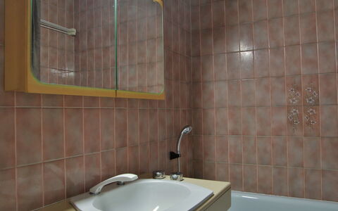 L'Armancette: Salle De Bains, Tuile, Propriété, Mur, Pièce, Lavabo, Luminaire Plomberie, Robinet, Évier, Accessoire Salle De Bain