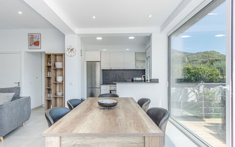 Gironés: Table, Meubles, Propriété, Plante, Canapé, Cabinetry, Bâtiment, Chaise, Bois, Éclairage