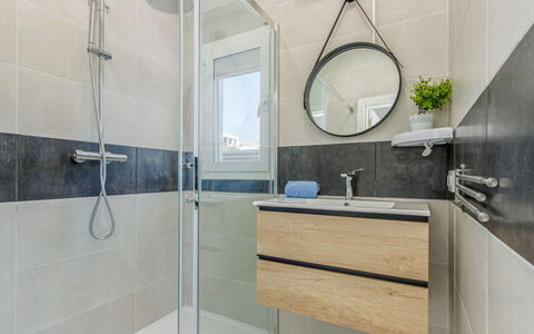 Gironés: Miroir, Luminaire Plomberie, Robinet, Tete De Douche, Cabinetry, Évier, Salle De Bains, Douche, Bâtiment