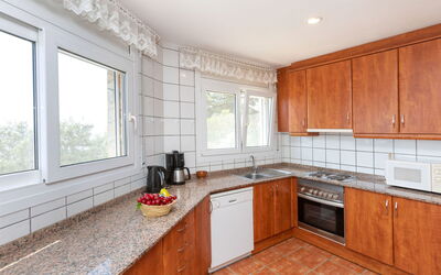 Panorama 413.1: Comptoir, Cabinetry, Propriété, Bâtiment, Fenêtre, Évier, Cuisine, Evier, Robinet, Bois