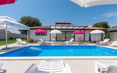 Poreč 121: L'Eau, Plante, Bâtiment, Ciel, Propriété, Piscine, Bleu Azur, Parapluie, Ombre, Mobilier De Jardin