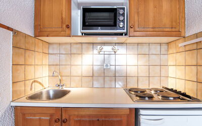 Les Jardins du Mont-Blanc 545.4: Marron, Cabinetry, Evier, Comptoir, Propriété, Évier, Blanc, Bleu, Cuisine, Noir