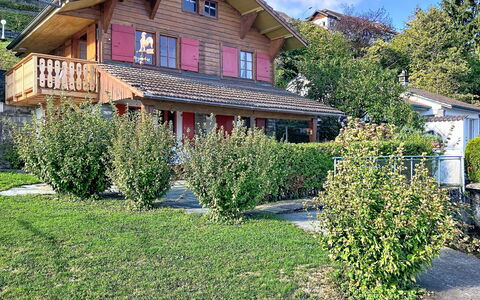 Le Cabanon: Bâtiment, Maison, Arbuste, Domicile, Zone Résidentielle, Toit, Chalet, Jardin, Printemps