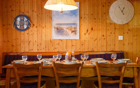 Le Cabanon: Meubles, Bois, Table, Design Intérieur, Salle À Manger, Table Cuisine Et Salle A Manger, Éclairage, Plafond, Vaisselle, Chaise
