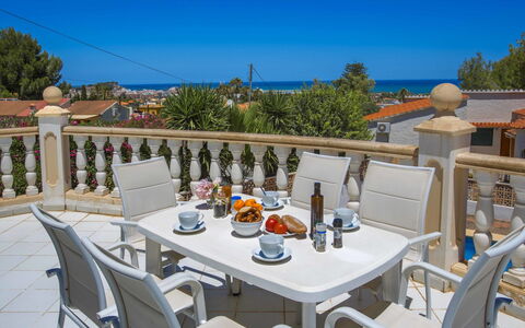 Villa Polonia Mouche: Table, Vaisselle, Meubles, Ciel, Propriété, Bâtiment, Chaise, Tableau De Plein Air, Bleu Azur, Mobilier De Jardin