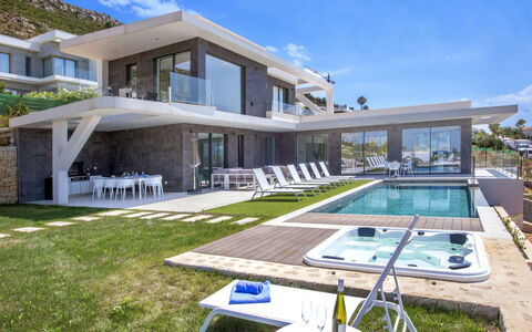 Villa Atina: Plante, Ciel, L'Eau, Propriété, Bâtiment, Fenêtre, Nuage, Piscine, Ombre, Condominium