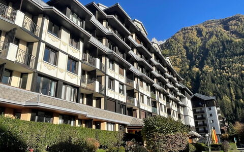 Chamonix 600: Plante, Bâtiment, Ciel, Jour, Propriété, Fenêtre, Montagne, Arbre, Condominium, Design Urbain