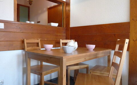 Chamonix 600: Pièce, Meubles, Propriété, Table, Bâtiment, Design Intérieur, Maison, Salle À Manger, Bois, Contre-Plaqué