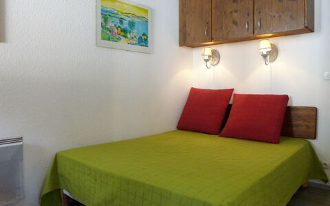 Chamonix 600: Lit, Chambre, Meubles, Pièce, Drap De Lit, Propriété, Design Intérieur, Vert, Mur, Cadre De Lit